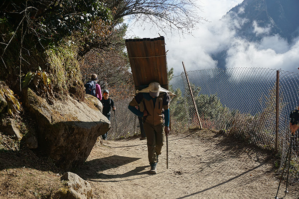 Ein Sherpa auf dem Weg nach Namche Bazar