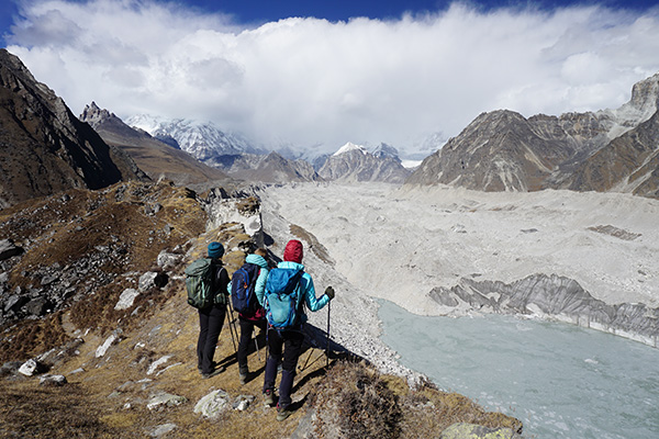 Touristen blicken auf Gletschertal in Nepal