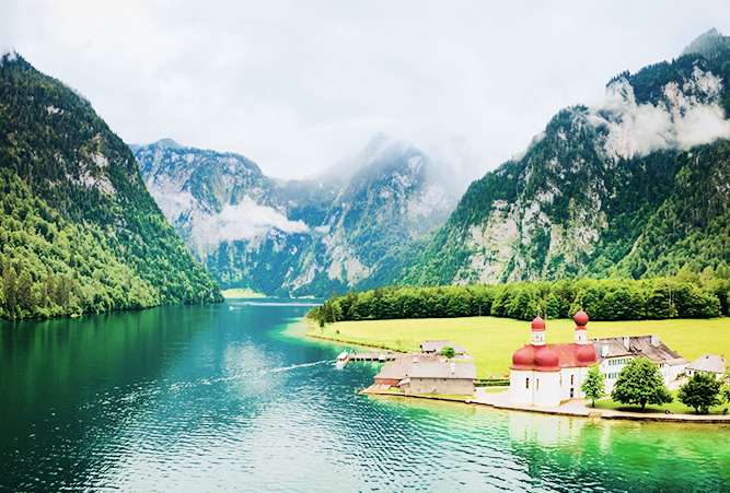 Panoramablick auf St. Bartholomäus am Königssee
