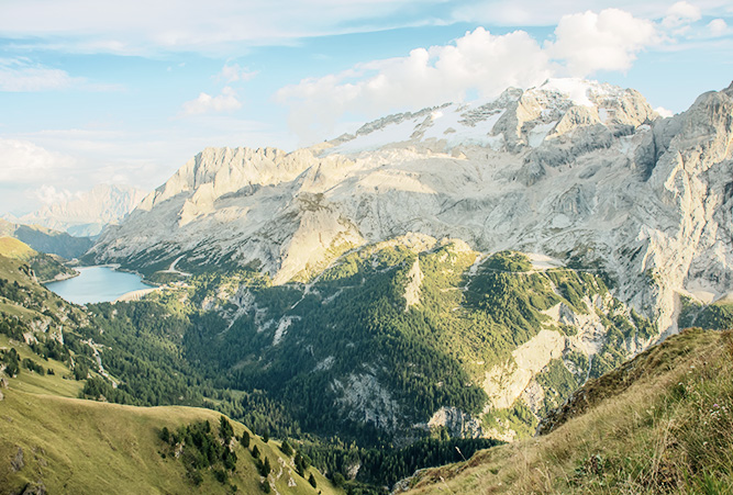 Panoramablick auf die Marmolata und den Fedaia Stausee