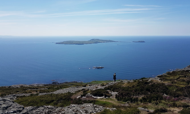 Blick vom Gipfel An Sgurr auf der Insel Eigg. Wir sehen die Insel Muck vor uns. Diese Inseln gehören zu den 4 kleinen Inseln vor Mallaig.