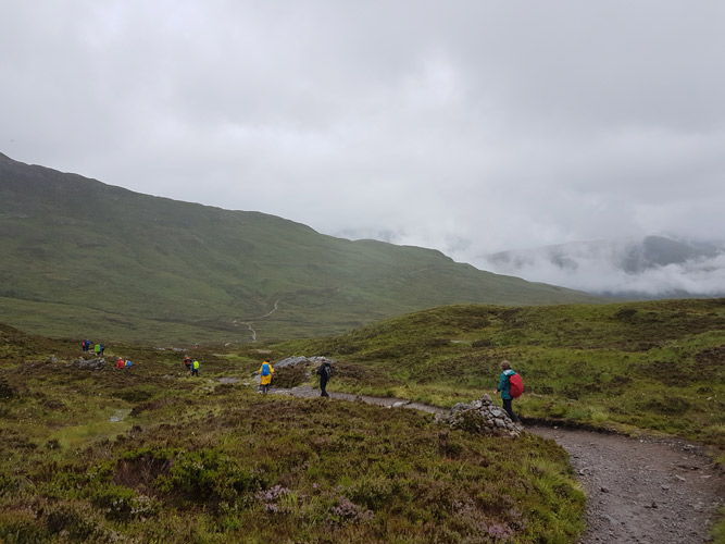 Nach dem Aufstieg über die Teufelstreppen geht es hinab in Richtung Kinlochleven auf dem West Highland Way.