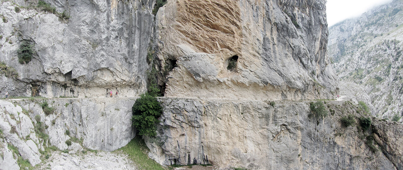 Wanderweg im Fels