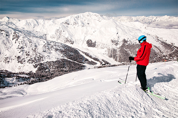 Skifahrer in den Kitzbühler Alpen