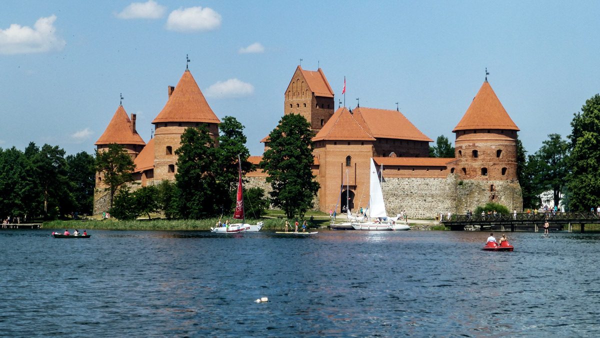 Burg auf Wasser mit blauem Himmerl im Hintergrund
