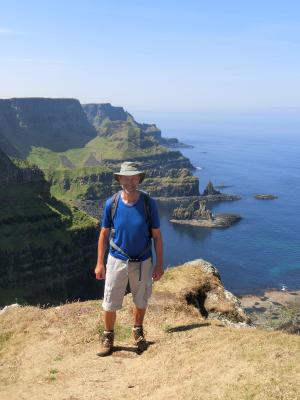 Musiker & ASI Gast Lutz E. vor den Klippen in Irland