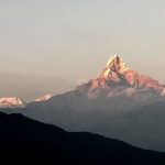 Bergspitze in der Ferne, schneebedeckt.