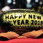 Ovaler Stein mit Aufschrift: Happy New Year 2019