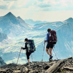 Zwei Frauen wandern vor Gletscherpanorama in der Schweiz