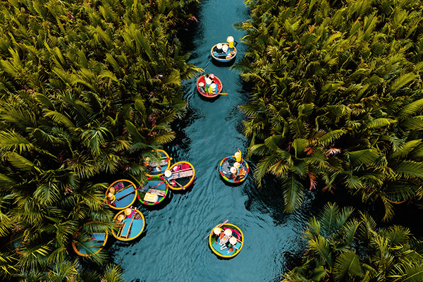 Typische Koskosnuss-Bambusboote in Vietnam