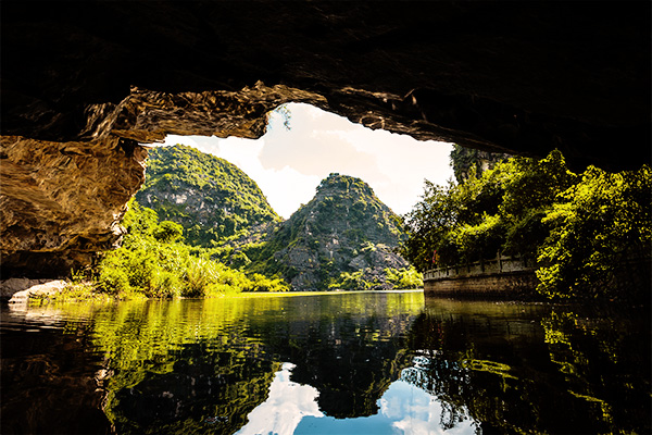 Bootsfahrt durch die Höhlen der Tam Coc Bucht