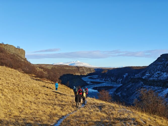 Wandergruppe auf dem Weg zum Gullfoss