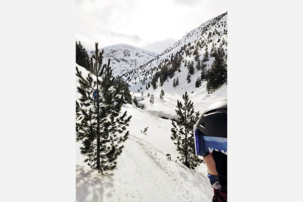 Skifahrer mit Helm, Albanien