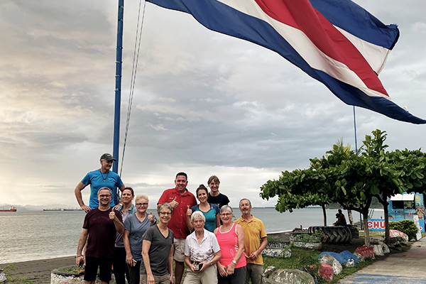 Reisegruppe unter Flagge von Costa Rica