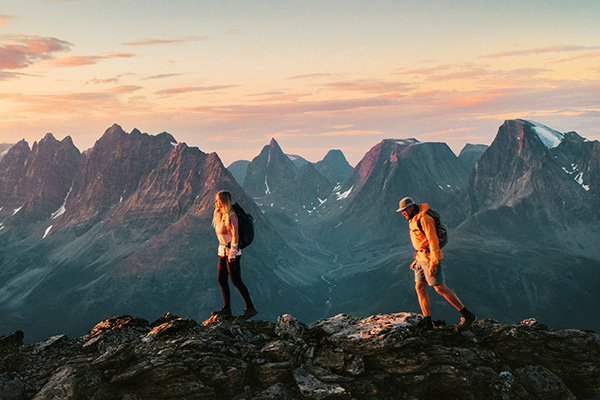 Wandernde vor einer Bergkulisse