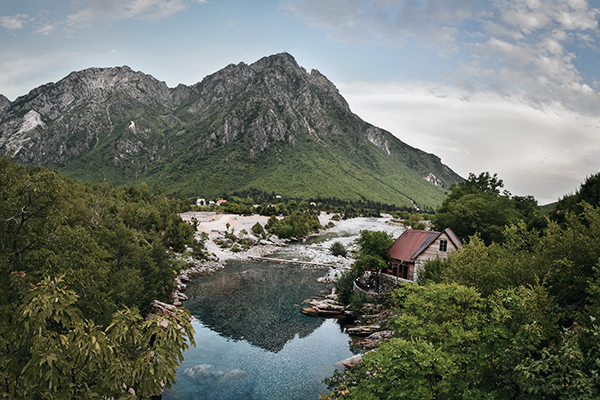 Ein kleines Haus am See im Zehnten Nationalpark