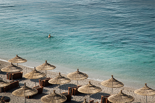 Blick auf das Meer und Sonnenschirme