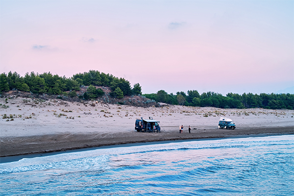 Strand an der Albanischen Küste bei Sonnenuntergang