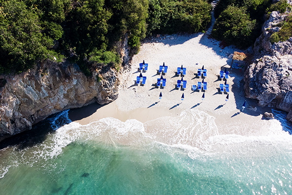 Eine kleine Bucht mit Liegen an der Adriaküste