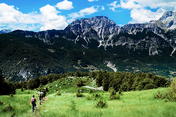 Wanderer auf dem Weg von Theth nach Valbona