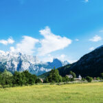 Grüne Wiesen und Bergblick am Zehnten Wanderweg