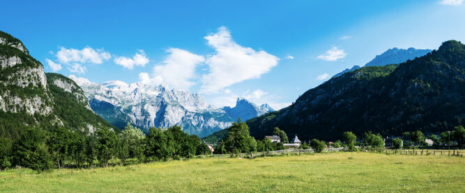 Grüne Wiesen und Bergblick am Zehnten Wanderweg