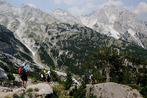 Eine Gruppe Wanderer auf dem Weg von Theth nach Valbona