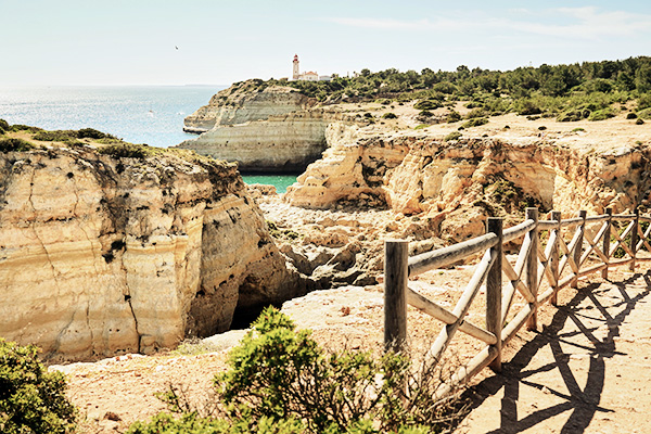 Leuchtturm am Wanderweg der sieben hängenden Täler, Algarve