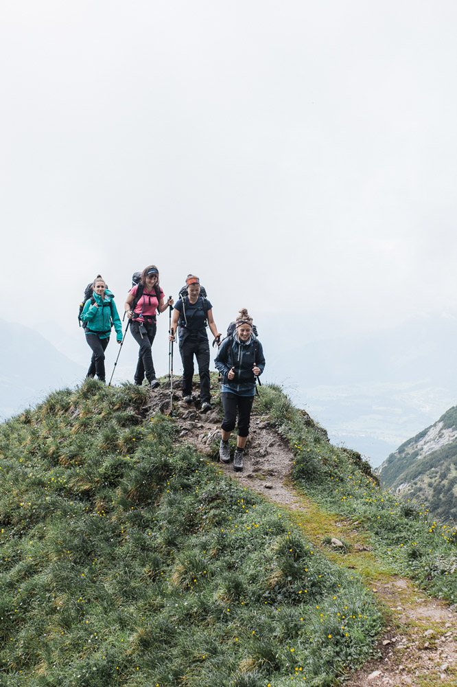 4 frauen am wandern 