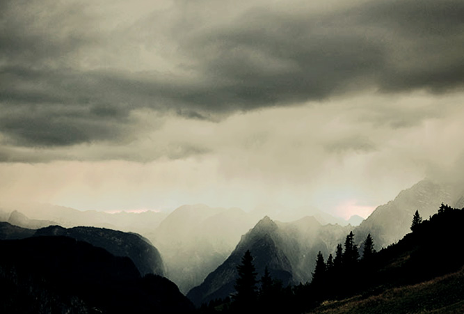 wolkenverhangener Himmel über den Bergen