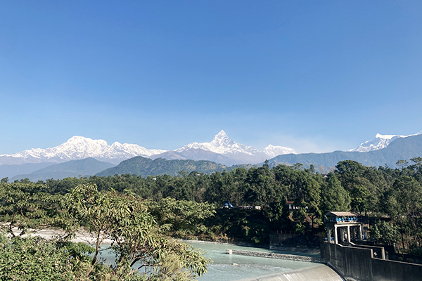Phänomenalem Blick auf die weißen Gipfel des Dhaulagiris, Nilgiris und Annapurna