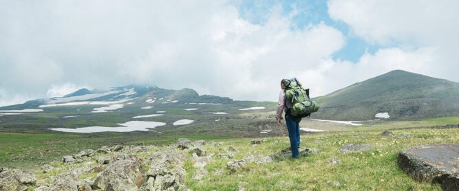 Ein Wanderer auf dem Weg zum Gipfel des Ararat