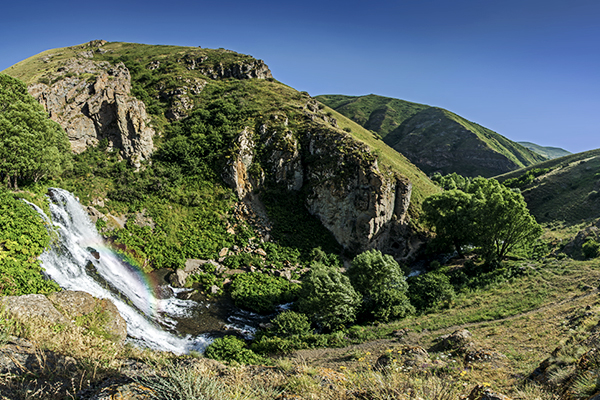 Der Shaki Wasserfall in den Bergen Armeniens