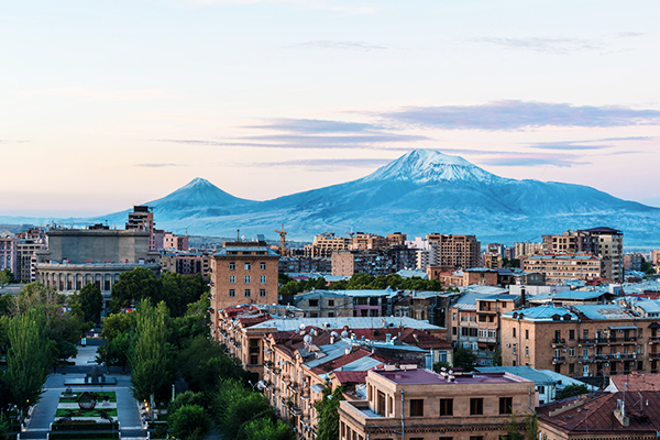 Blick auf Yerevan und den Berg Ararat