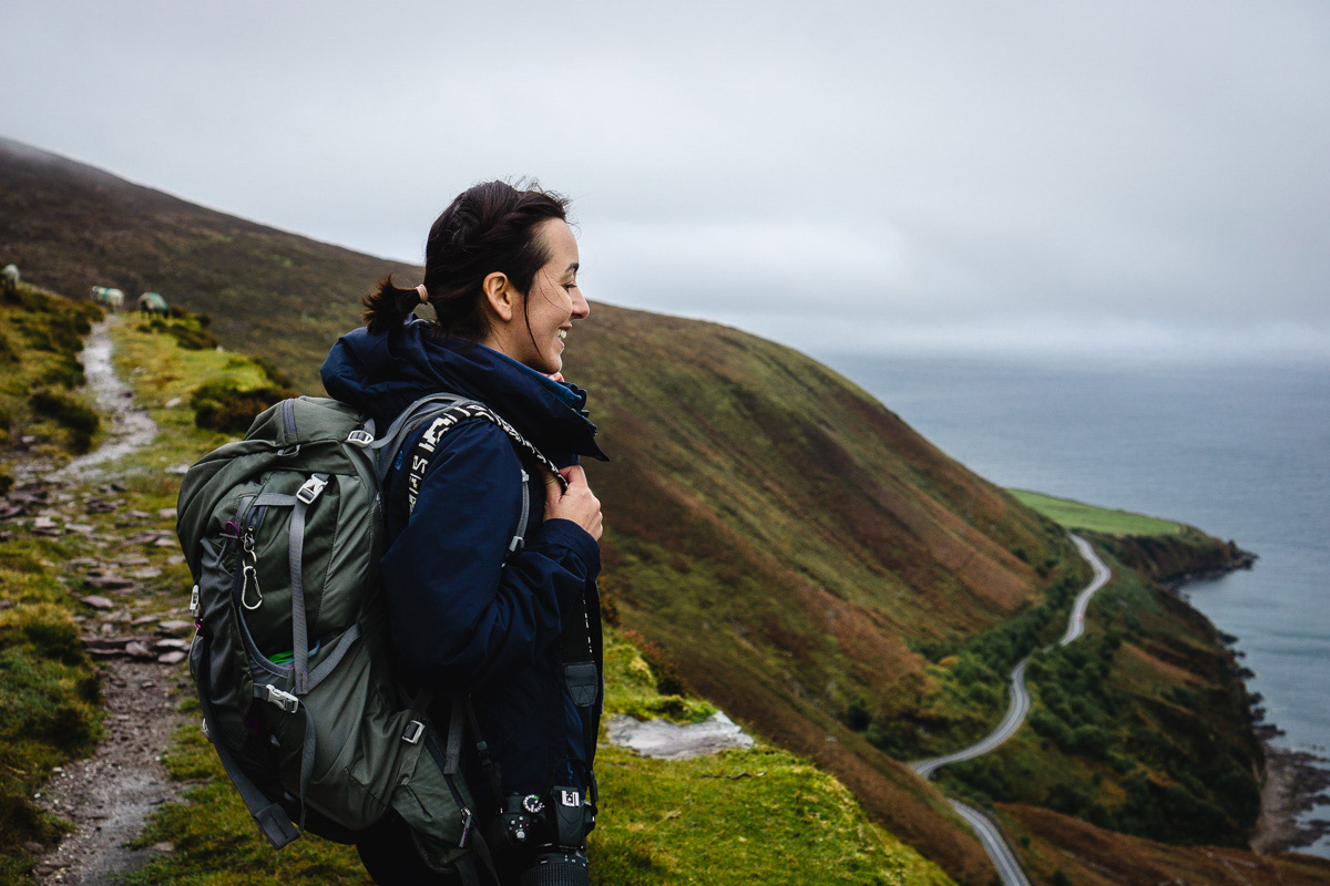 ASI Travel Ambassador Aylin oberhalb der Dingle Bay