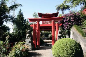 Rotes Tor zum asiatischen Garten