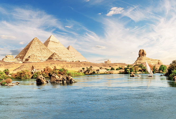 Assuan mit Blick auf die Sphinx und die Pyramiden von Gizeh