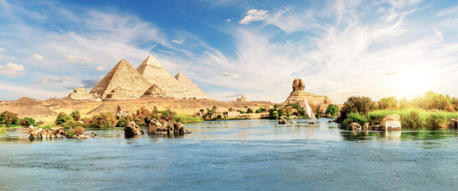 Assuan mit Blick auf die Sphinx und die Pyramiden von Gizeh