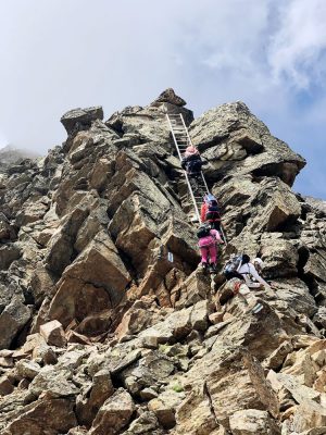 Bergsteigergruppe auf Leiter, Schweiz