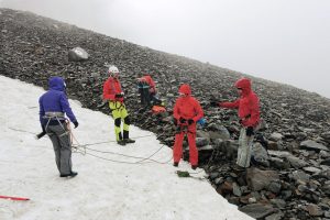 Bergsteiger in Seilschaft bei Regen, Ötztaler Alpen