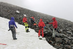 Bergsteiger in Seilschaft bei Regen, Ötztaler Alpen