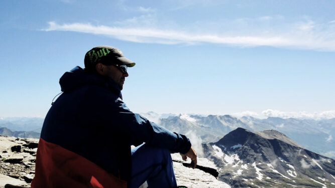 Bergführer genießt Ausblick, Hohe Tauern