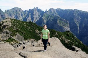 ASI-Mitarbeiterin vor Bergpanorama