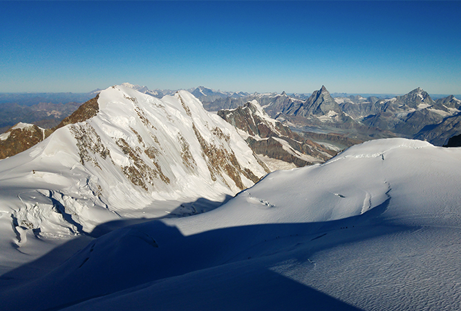 Ausblick von der Signalkuppe bei einer 4000-er Hochtour