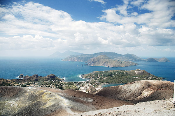 Blick von Vulcano auf Lipari und Sizilien