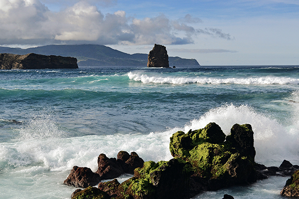 Raue Küste auf der Insel Faial