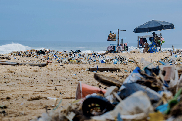 Abfall am Strand in Bangladesch