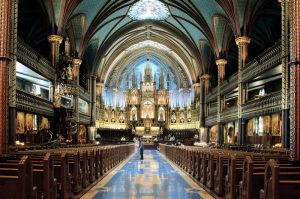 Prunkvolle Basilika Notre Dame, farbige Fenster, Montreal, Kanada