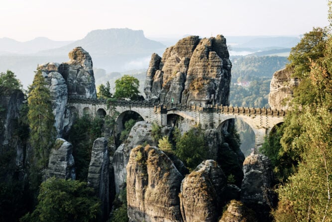 Steinbrücke über der Felsformation der Bastei, Deutschland