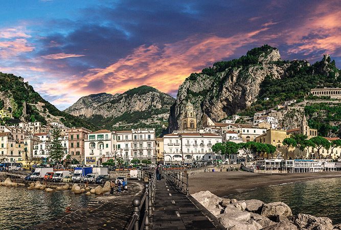 Blick auf Amalfi, Küstenstadt mit entzückenden Häusern unter Abendhimmel